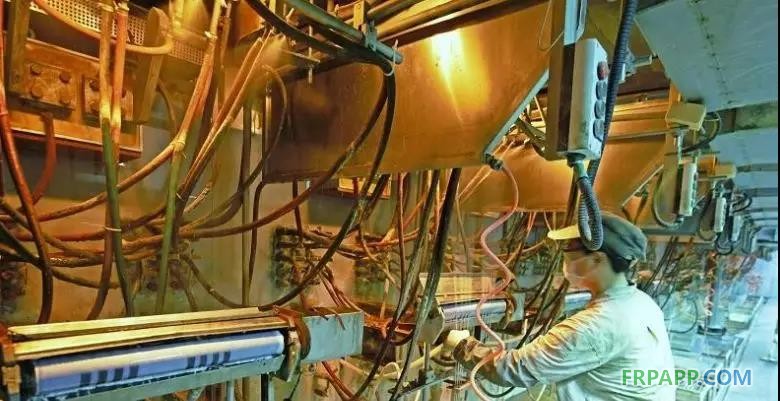 　　近日，由四川富潤(rùn)企業(yè)重組投資有限責(zé)任公司旗下四川省玻纖集團(tuán)有限公司（簡(jiǎn)稱“四川玻纖”）自主研發(fā)，自主投資建設(shè)的全球首個(gè)玄武巖連續(xù)纖維池窯中試項(xiàng)目在四川省德陽(yáng)市羅江區(qū)成功點(diǎn)火。該項(xiàng)目總投資9000萬元，項(xiàng)目點(diǎn)火運(yùn)行成功后，四川玻纖將成為世界第一家采用池窯方式生產(chǎn)玄武巖纖維的企業(yè)。 　　玄武巖連續(xù)纖維是以天然的火山噴出巖為原料，在1450℃～1500℃熔融后，經(jīng)鉑銠合金漏板高速拉絲而形成的連續(xù)纖維，具有熱傳導(dǎo)系數(shù)低、水泥相容性好、介電系數(shù)高、吸音系數(shù)高、耐溫性佳（-269℃～700℃）、抗氧化、抗輻射、過濾性好、抗壓縮強(qiáng)度和剪切強(qiáng)度高等特點(diǎn)，廣泛運(yùn)用于國(guó)防軍工、交通運(yùn)輸、車船制造、電子信息、航空航天等各個(gè)領(lǐng)域，被國(guó)家視為戰(zhàn)略性新興產(chǎn)業(yè)，也被四川列為四大高端新型成長(zhǎng)型產(chǎn)業(yè)之一。 　　近年來，四川玻纖先后組建13個(gè)實(shí)驗(yàn)室致力于玄武巖纖維研發(fā)，前后攻克玄武巖纖維生產(chǎn)領(lǐng)域數(shù)十個(gè)技術(shù)難題，研發(fā)出一整套池窯生產(chǎn)連續(xù)玄武巖纖維的生產(chǎn)工藝，徹底改變傳統(tǒng)玄武巖纖維生產(chǎn)技術(shù)成本高、產(chǎn)能低、品質(zhì)不穩(wěn)定的問題。目前，該公司已申報(bào)發(fā)明專利8項(xiàng)，實(shí)用新型專利8項(xiàng)，企業(yè)專有技術(shù)11項(xiàng)，深加工后續(xù)專利仍在持續(xù)申報(bào)。