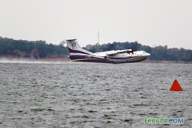 8時51分，由機長趙生、副駕駛陳明、機械師魏鵬和監(jiān)控觀察員孫康寧組成的首飛機組，按預定科目，駕駛著AG600劃開深藍色的湖面，英姿颯爽，身后留下一條波光粼粼的水痕。加速、機頭昂起……AG600宛如一條東方巨龍從水面踏浪而起，直插云霄。   ?AG600水上起飛瞬間  9時05分，飛機像一只靈動的沙鷗，平穩(wěn)地貼著水面滑行、輕盈入水，濺起歡快的水花。觀眾席響起了熱烈的掌聲。   ?AG600著水瞬間  伴隨著《歌唱祖國》的動人旋律，AG600飛機通過氣勢恢弘的水門回到主席臺前。機長趙生報告順利完成首次水上起降科研試飛任務！9時18分，AG600水上首飛圓滿成功！這是繼2017年12月24日AG600成功實現(xiàn)陸上首飛后又一歷史性時刻。   ?AG600著水瞬間  工業(yè)和信息化部部長苗圩，湖北省副省長曹廣晶，工業(yè)和信息化部副部長辛國斌，科技部秘書長苗少波，國家國防科技工業(yè)局副局長田玉龍，中國民航局總工程師殷時軍，大飛機專項專家組組長、院士張彥仲，國家應急管理部森林消防局副司令員閆鵬，陸軍裝備部副部長陳郁虹，空軍裝備部副部長宮繼宏，荊門市委書記張愛國，中國航發(fā)副總經(jīng)理王之林，中國商飛副總經(jīng)理周新民，航空工業(yè)董事長、黨組書記譚瑞松等領導出席儀式。   ?AG600入水瞬間  中央軍民融合辦、國家發(fā)展改革委、科技部、工信部、財政部、交通運輸部、應急部、國資委、國防科工局、林草局、民航局等政府部門及有關單位，湖北、廣東省等地方政府，軍委裝備發(fā)展部、陸軍、海軍、空軍、武警部隊等軍方機構，航空工業(yè)老領導，中國商飛、中國航發(fā)、中電科等兄弟單位，高校，金融機構，防火、救援、海監(jiān)、海事、海洋執(zhí)法等用戶代表，AG600飛機項目參研、參試單位的領導和代表參加了首飛儀式。